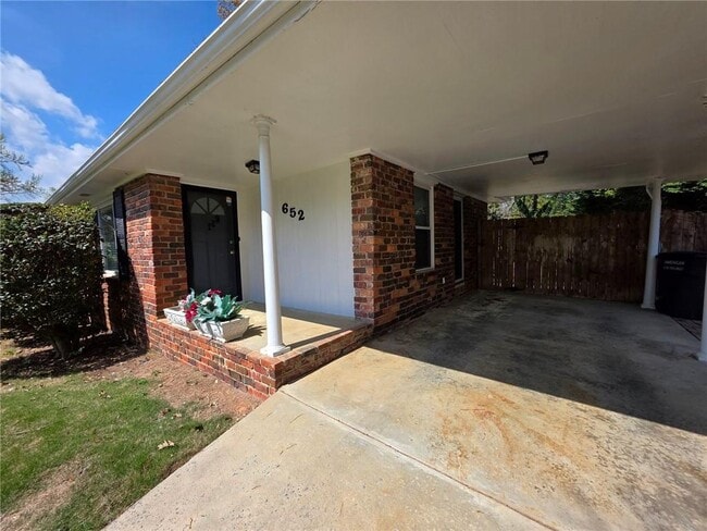 Building Photo - 652 Forest Ridge Dr SE