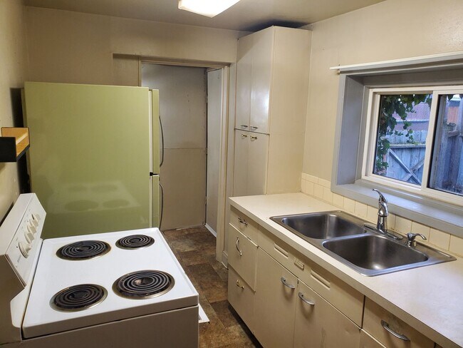 Building Photo - 2 Bedroom/ 1 Bathroom West Central Spokane Home