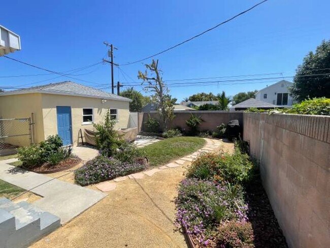 Building Photo - 2272