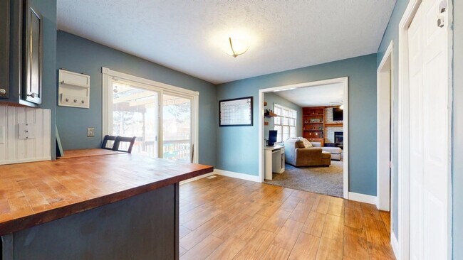 Foto del edificio - Stunning 4-Bedroom, 3.5-Bath Home with Over 3,800 Sq. Ft. of Ideal Living Space in East Bloomington