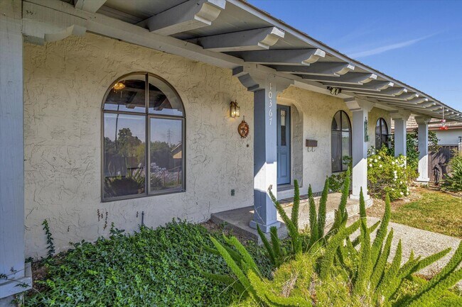 Building Photo - 4 br, 2.5 bath House - 10367 VISTA KNOLL B...