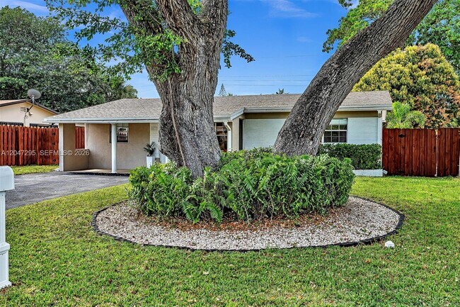 Building Photo - 4633 SW 28th Ave