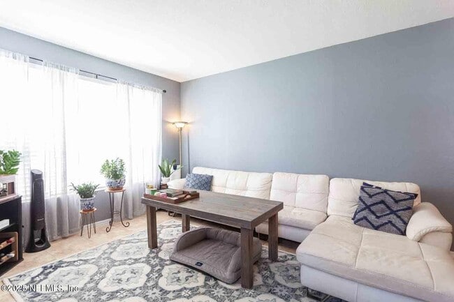 Building Photo - 13700 Richmond Park Dr N