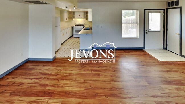 Building Photo - Enjoy this charming Yakima property conven...