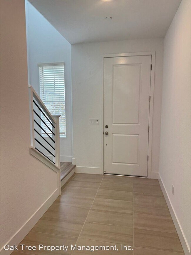 Building Photo - 3 br, 2 bath House - 568 W. Balsam Lane