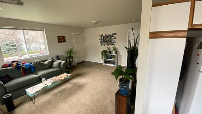 Building Photo - Bright and spacious 2 bedroom home!