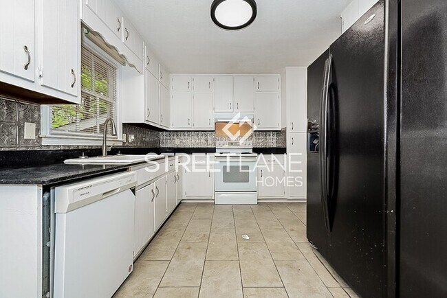 Building Photo - REDUCED!