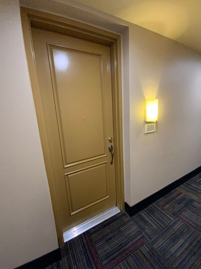 Building Photo - Stunning 1-Bedroom, 1-Bathroom Condo in Guard Gated Park Avenue's Luxury Midrise, Conveniently Lo...