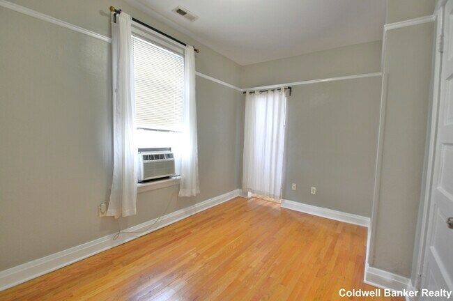 Building Photo - 3313 N Hamlin Ave