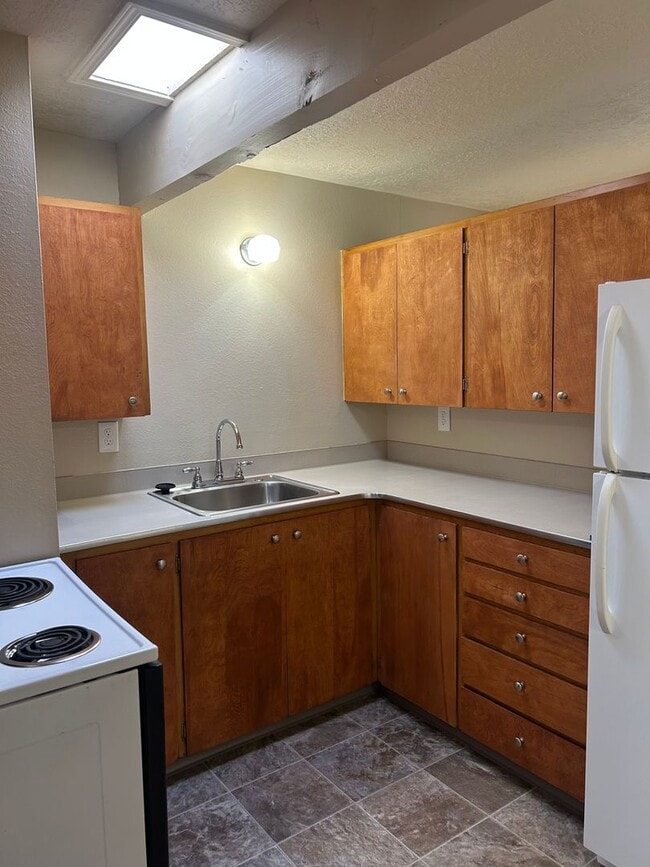 Building Photo - (690) Circle Drive Court - 1 Bedroom / 1 Bathroom
