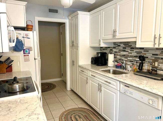 Building Photo - 576 Heritage Vlg