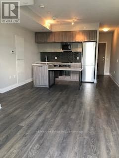 Photo du bâtiment - 4800 Hwy 7