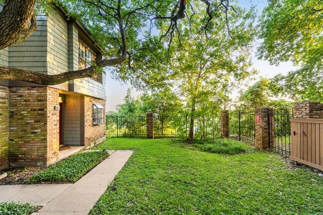 Foto del edificio - 7122 Wood Hollow Dr