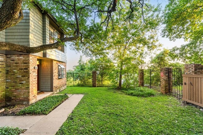 Building Photo - 7122 Wood Hollow Dr