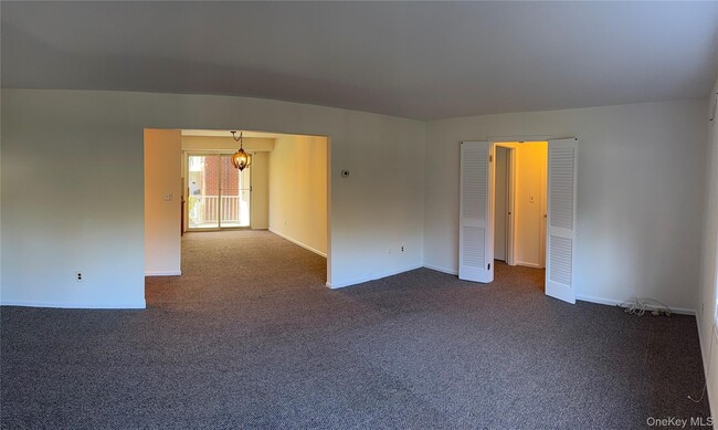 Building Photo - 13 Essex Ln