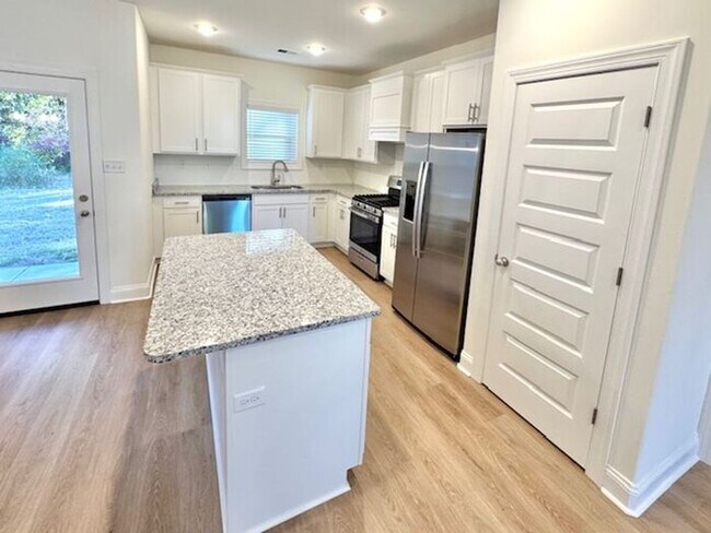 Building Photo - Move In Special! Brand New 4-bdroom 2.5 ba...