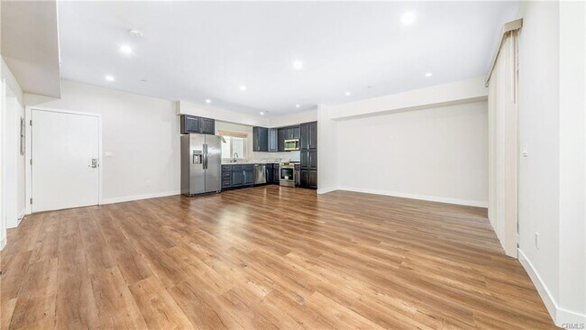 Foto del edificio - 17154 Chatsworth St