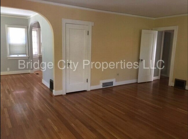Foto del edificio - Laurelhurst Original, 3bed + Den , 2 bath no pets.