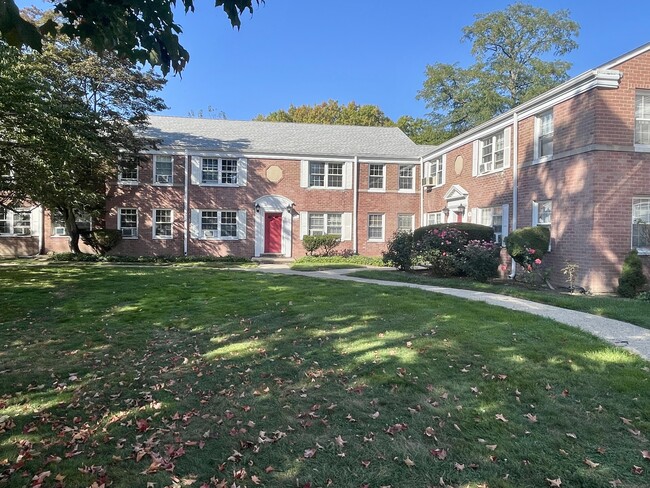 Building Photo - 72 Standish Rd
