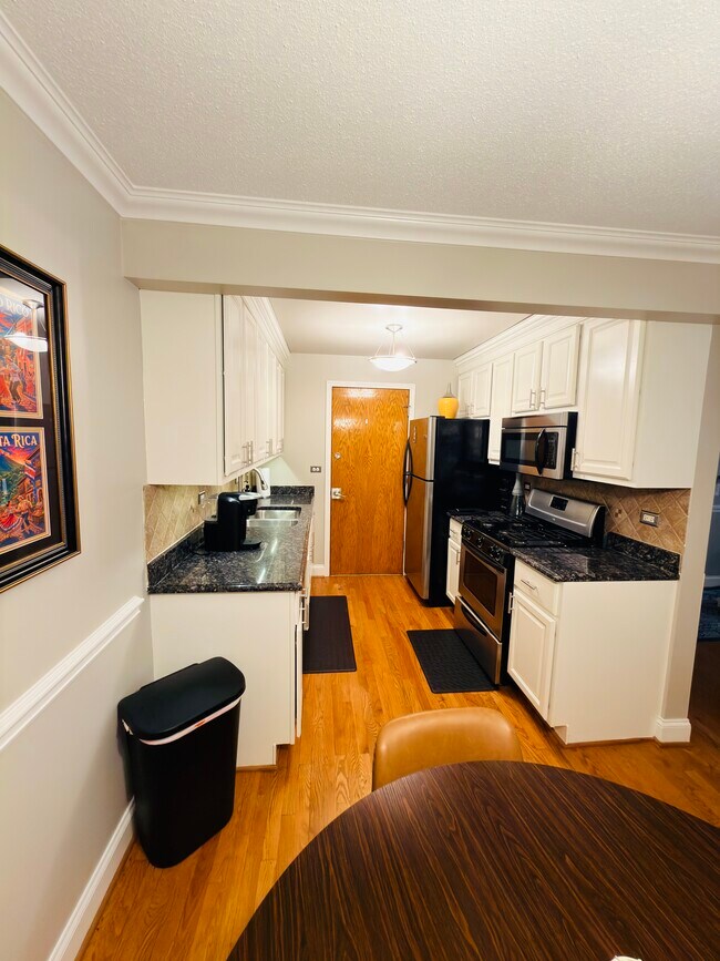 Foto del edificio - 4932 N Leonard Dr