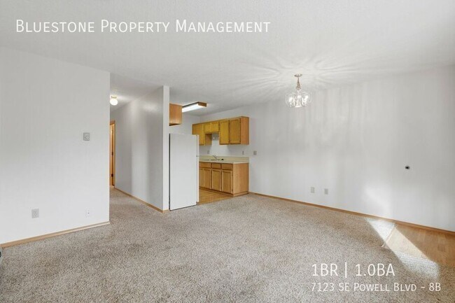 Foto del edificio - 7123 SE Powell Blvd