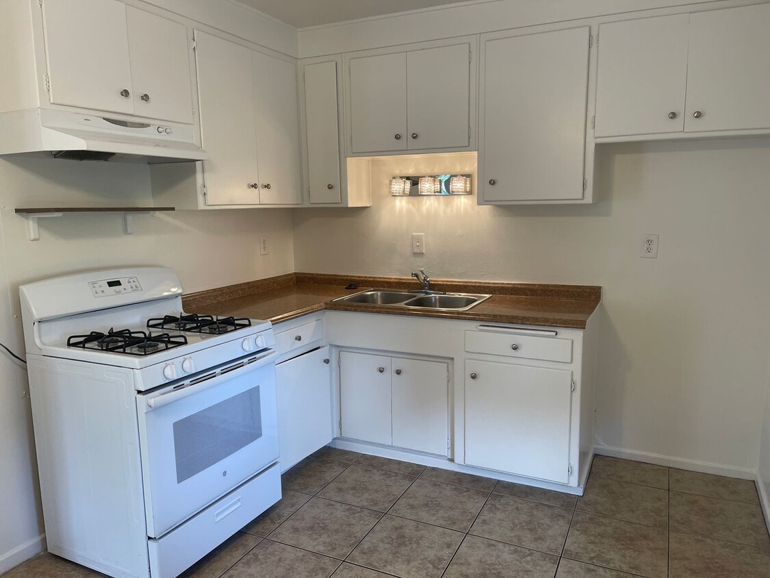 185, 187, 189 E. 10th St. - 185, 187, 189   E. 10th St.