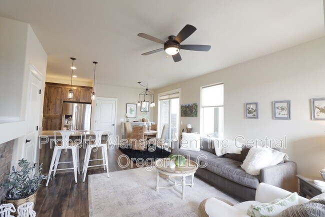 Foto del edificio - 2860 Yew Park Ln