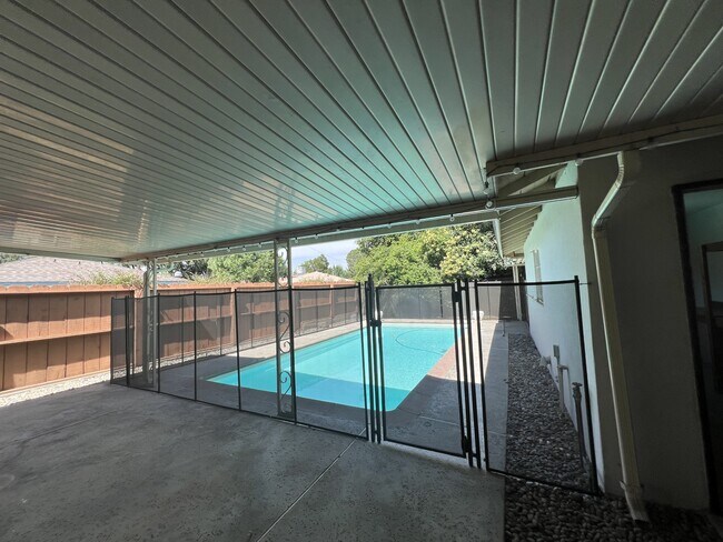 Foto del edificio - 2424 Cedar St