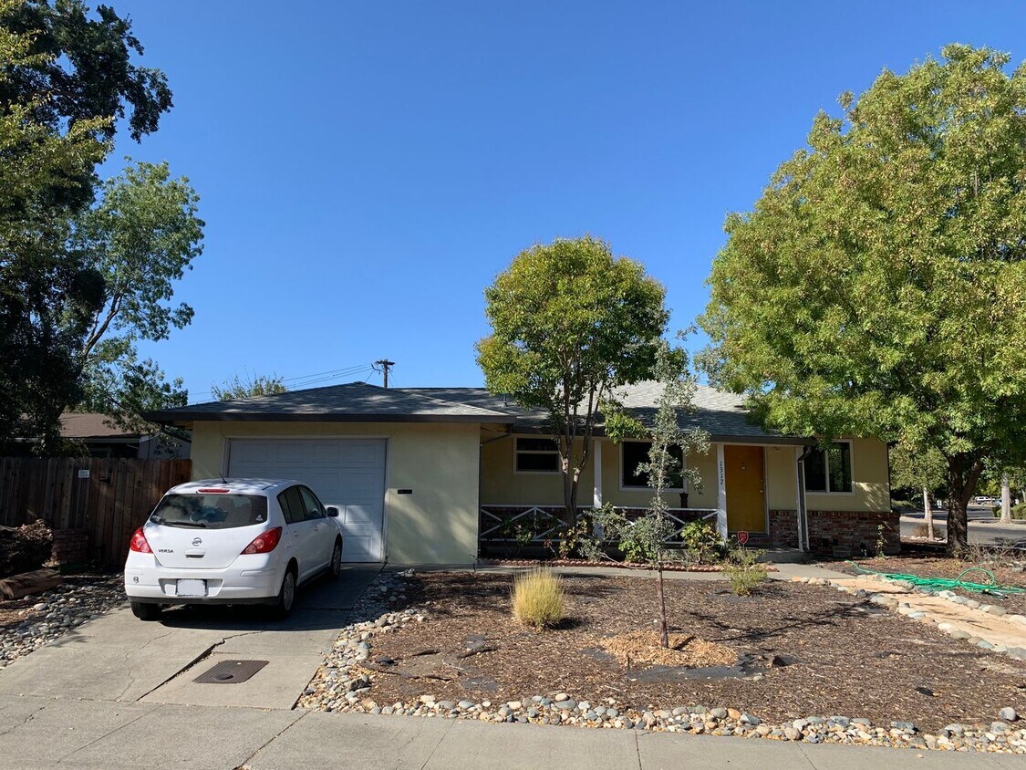 Primary Photo - 2 Bedroom 1 bathroom duplex near UCD with ...