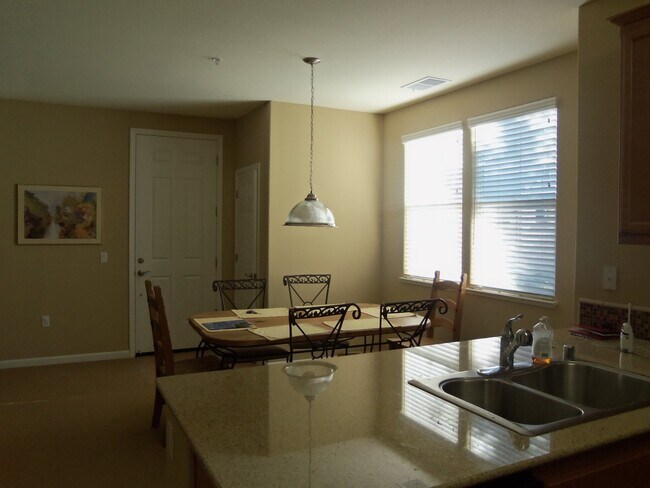 Foto del edificio - Gorgeous North Natomas Condo!!  PLEASE REA...