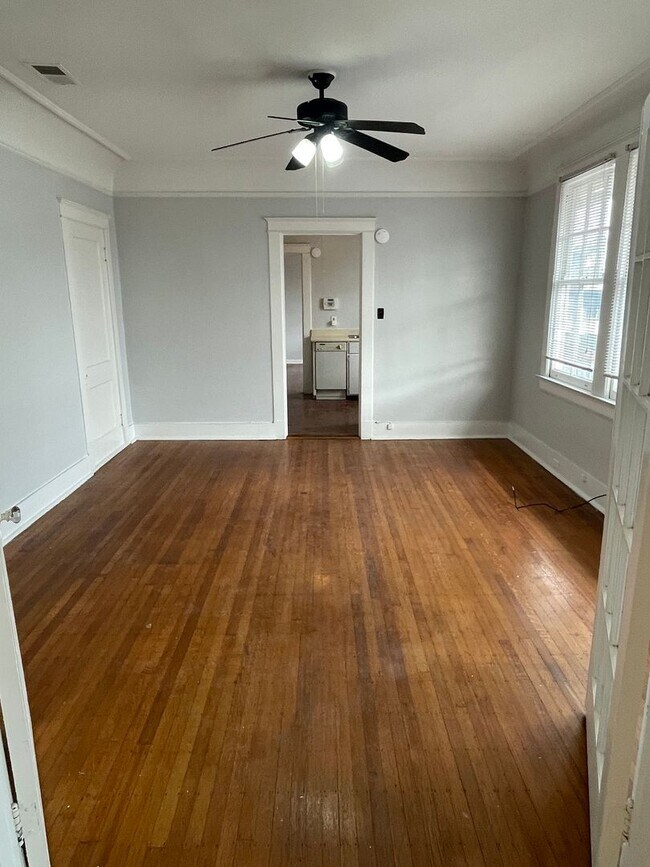 Foto del edificio - 1BD/1BA on Broadway St. Shared Laundry on ...