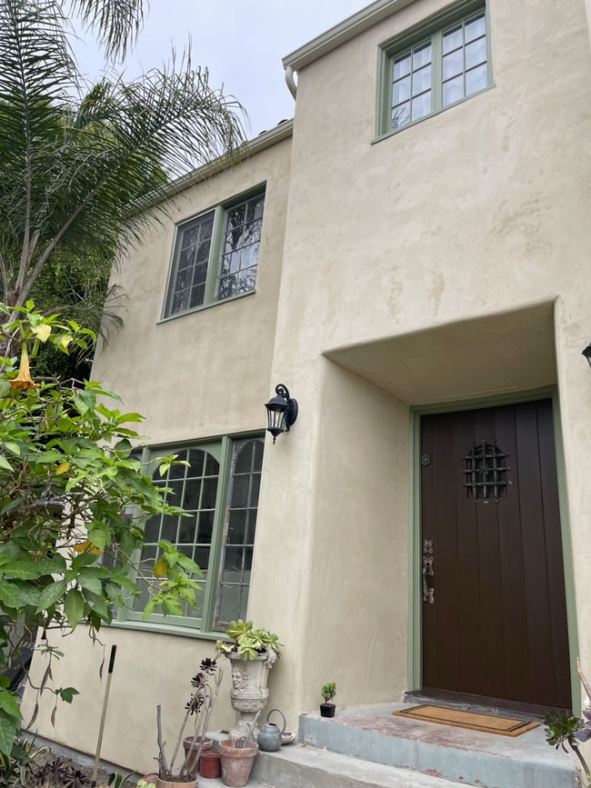 Building Photo - 1549 Rendall Pl