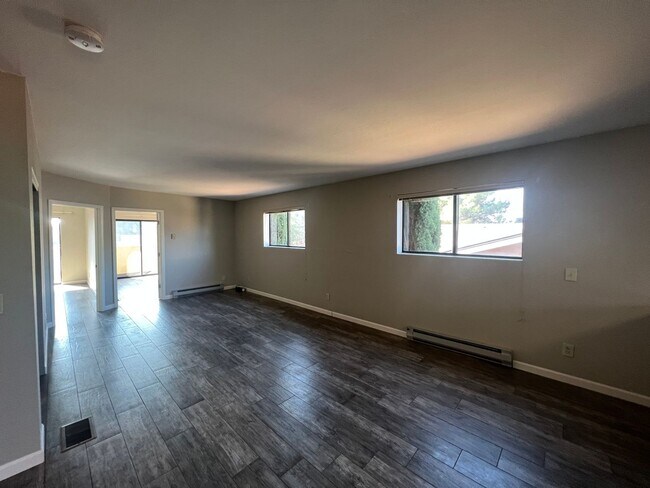 Foto del edificio - 390 Fairway Oaks Dr