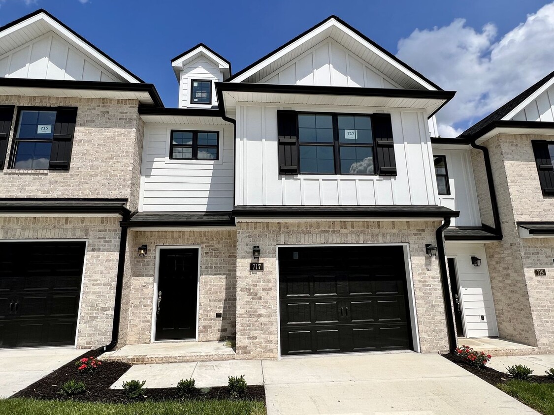 Primary Photo - TOWNHOME ON WEST SIDE NEAR FIVE OAKS GOLF ...
