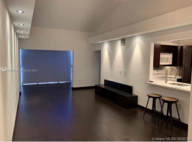 Building Photo - 9435 Fontainebleau Blvd