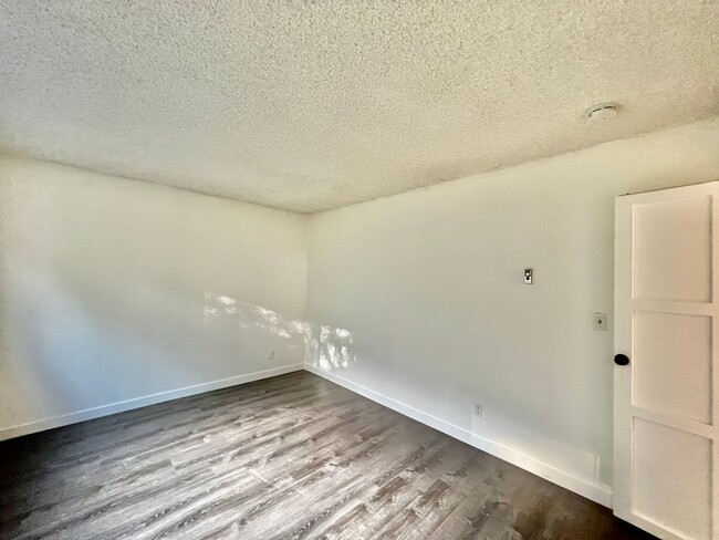 Building Photo - Newly remodeled 1B/1BA condo w/ reserved p...