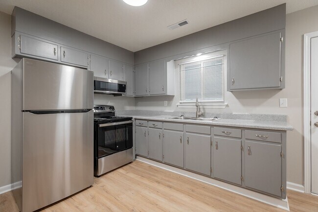 Foto del edificio - 3339 Pinewood Ave