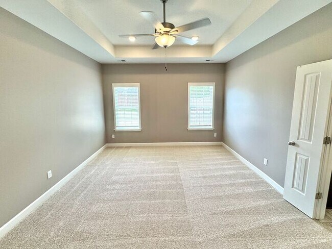 Foto del edificio - Now Leasing a 5 Bedroom 3 Bath Home In Oli...