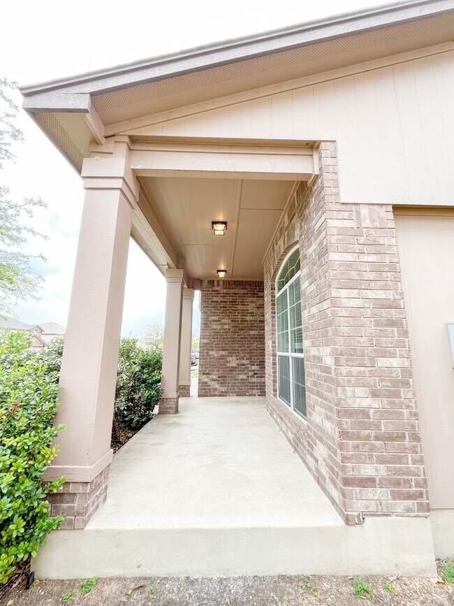 Building Photo - Available NOW!!!! Beautiful 2 Story home i...