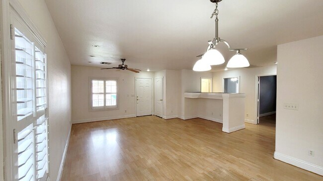 Building Photo - 167 White Butte St