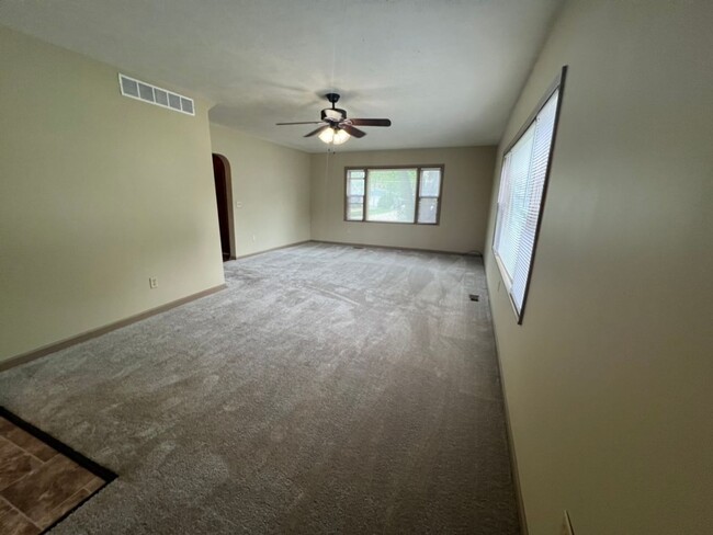 Building Photo - Charming 3 bedroom - 2 bath house in Normal