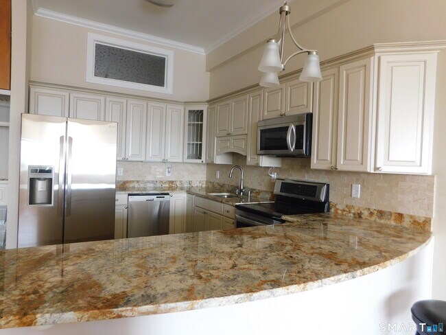 Building Photo - 153 Bank St