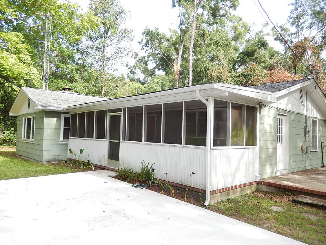 Primary Photo - SPACIOUS 4/2 w/ Wood Floors, Screened Porc...