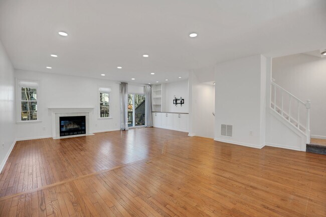Building Photo - 6455 English Ivy Ct
