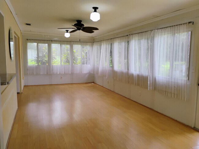 Foto del edificio - 266 Evergreen Rd