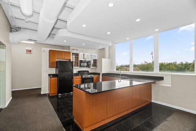 Building Photo - 3025 N Western Ave