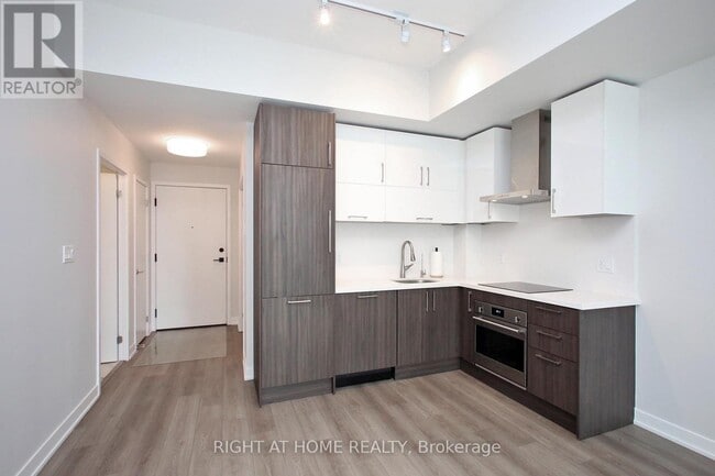 Building Photo - 38 Simcoe Promenade