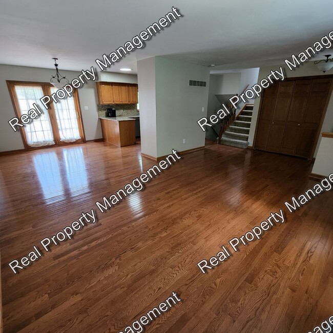 Building Photo - Well Maintained Schererville Tri-Level