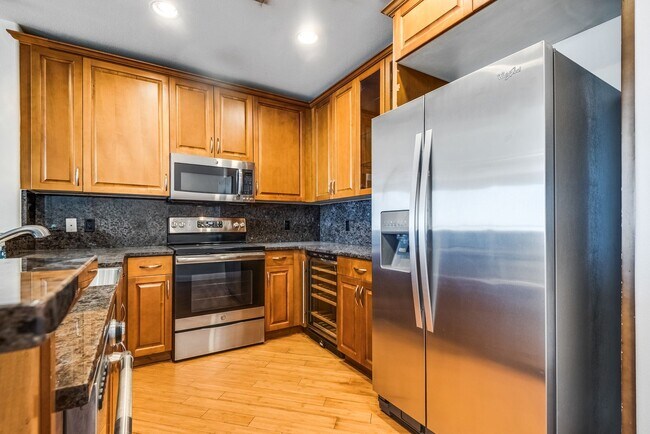Building Photo - Amazing 2bd/2ba with City and Mountain View