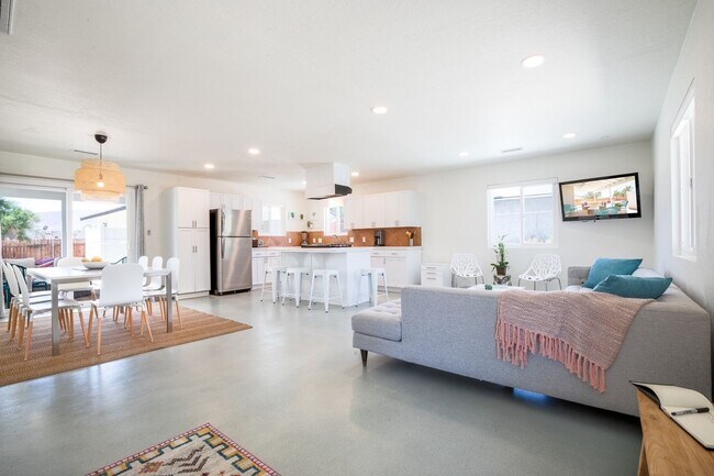 Building Photo - 2 Bedroom 1 Bath Home in Joshua Tree - Ful...